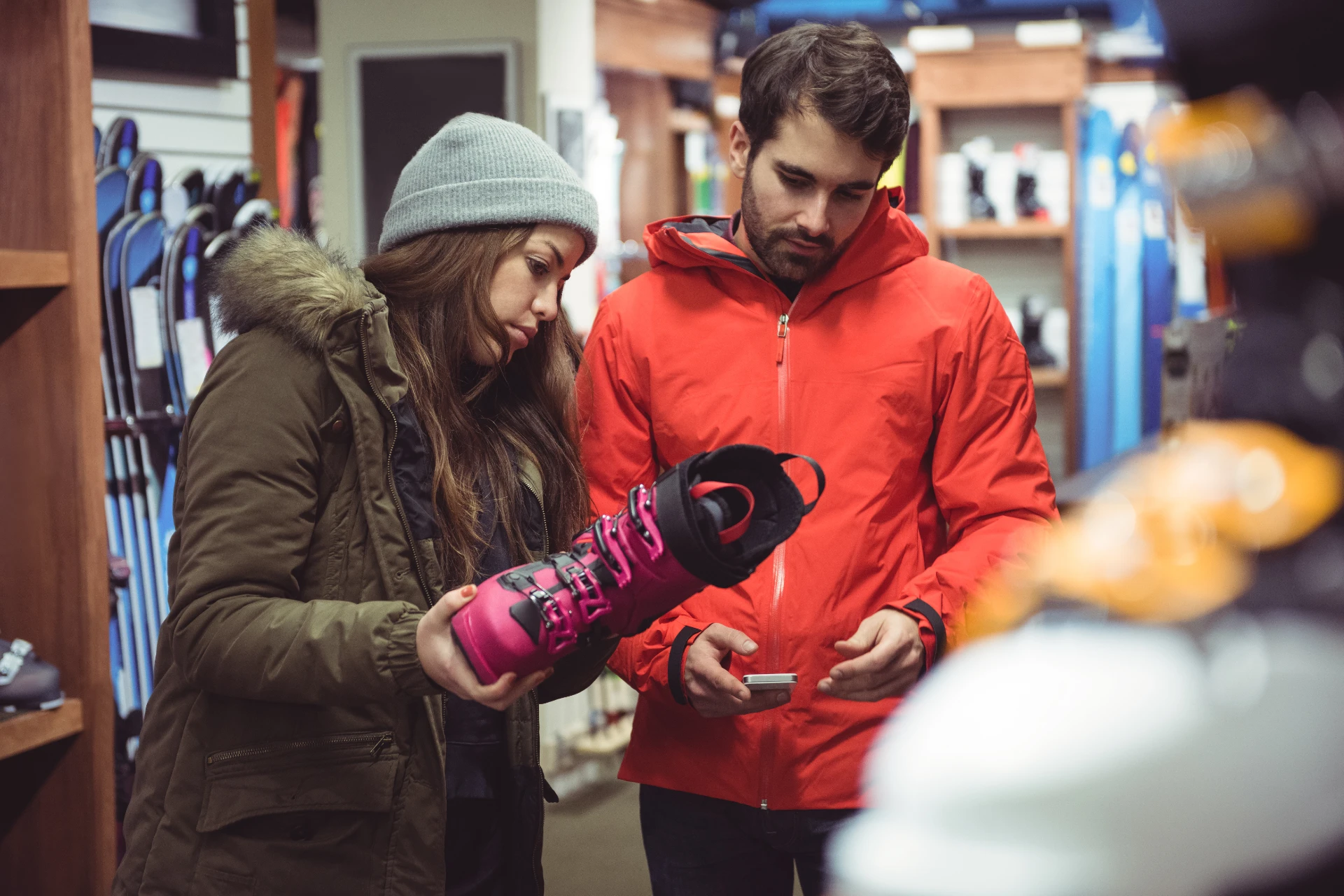Pareja eligiendo botas de esquí