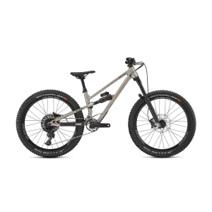 Descubre nuestras novedades en alquiler de bicicletas en Andorra 3 DH Junior 2025