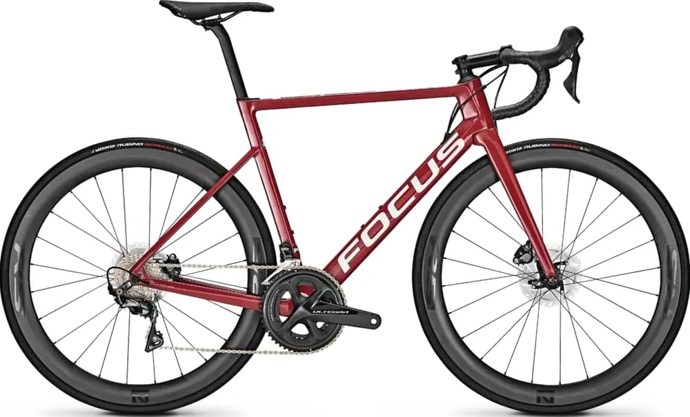 Bicicleta de carretera roja moderna